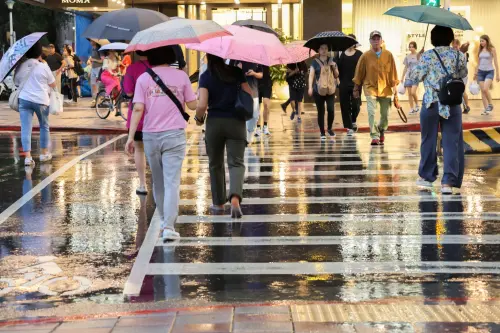 ▲颱風期間若工作地、居住地或正常通勤必經地區宣布停止上班，勞工因此未出勤，雇主不得視為曠工、強迫請特休或扣發全勤獎金。（圖／NOWnews攝影中心，2024.09.23）