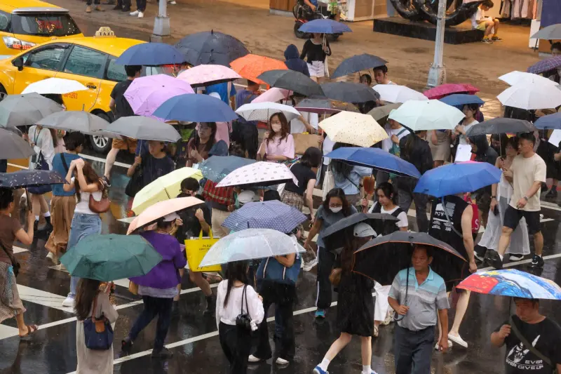 ▲週六、下週二將有明顯的東北季風導致降溫、下雨，且要留意台灣東方海面的低壓擾動發展。（圖／NOWnews攝影中心）