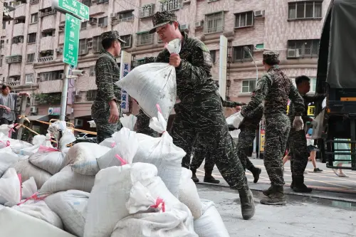 ▲山陀兒颱風，高雄三民區大樓國軍沙包支援。（圖／記者葉政勳攝，2024.10.01）