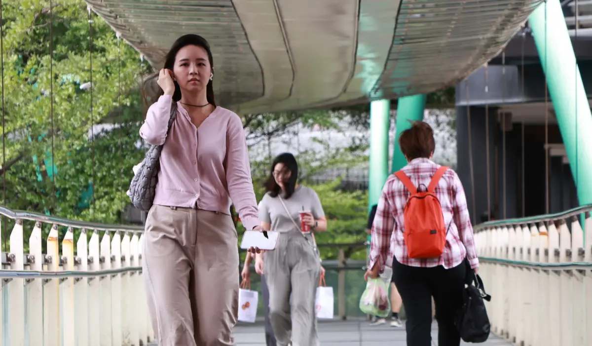 ▲今（23）日輻射冷卻影響，早晚氣溫仍偏低，日夜溫差大，清晨部分地溫低溫跌破10度。（圖／NOWnews攝影中心）