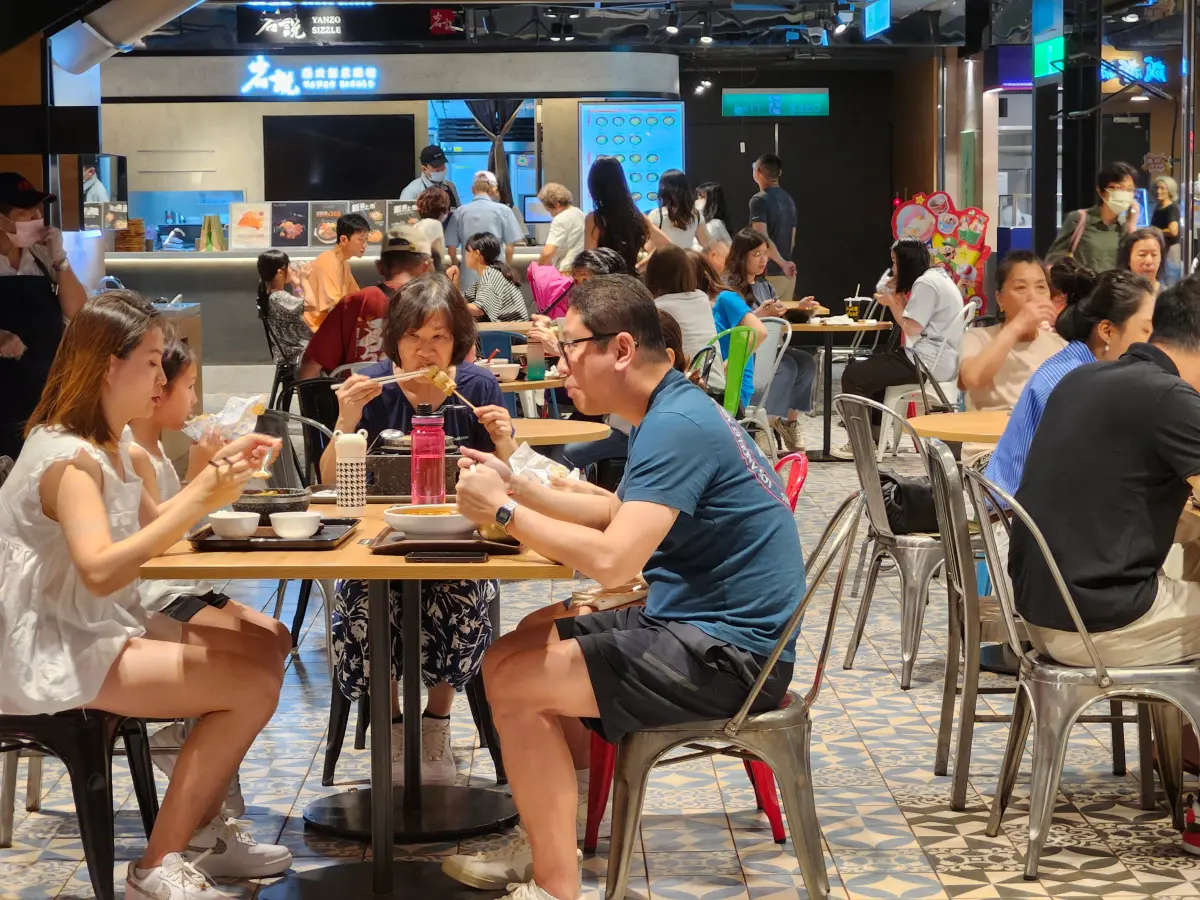 ▲山陀兒停班停課，新光三越信義A11百貨美食廣場、美食街。（圖／NOWnews攝影中心，2024.10.02）