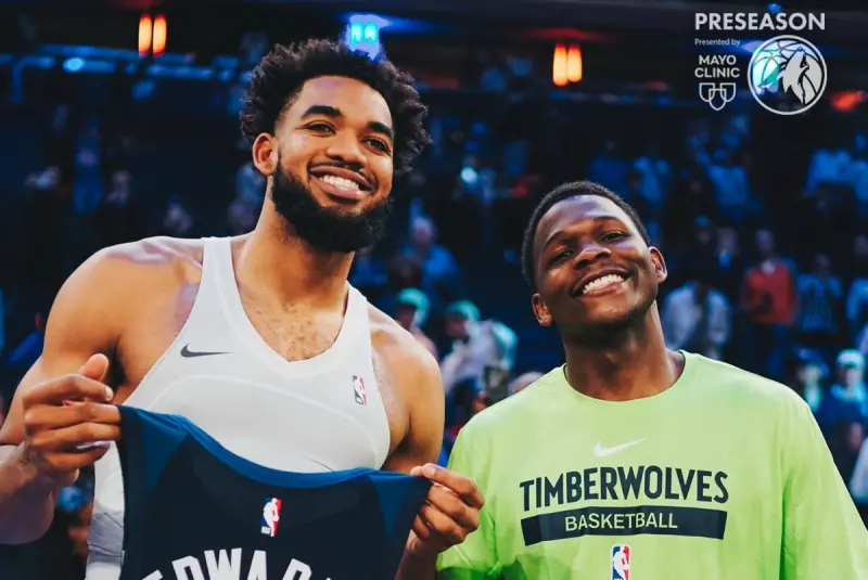 ▲NBA季前熱身賽今（14）日在今年夏天被交易的Karl-Anthony Towns，回到熟悉的球場對決老東家明尼蘇達灰狼，也和好兄弟Anthony Edwards在場上較量，他目前所屬的紐約尼克終場以115：110贏球，Towns和Edwards也在賽後交換球衣。（圖／美聯社／達志影像）