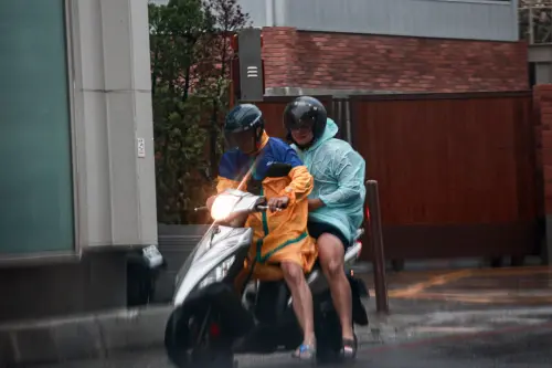 ▲機車族常用材質較厚的雨衣，通常是不能回收的雨衣。（示意圖／記者葉政勳攝）