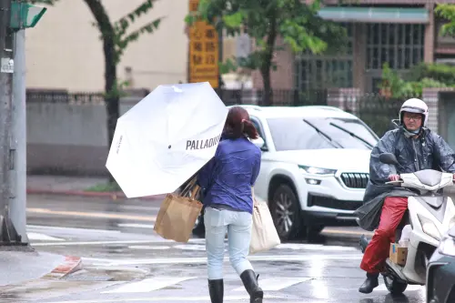 天兔颱風今下午「有機會停班課」！最新風雨預測：2縣市估已達標
