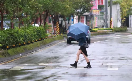 天氣/猛降溫剩12度!鋒面襲台「全台降雨時程」:濕冷到清明連假