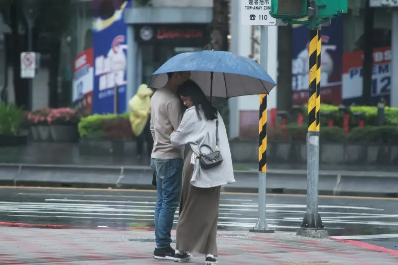 ▲今（19）日受到東北季風南下影響，下半天北部及東部將轉為陰有短暫陣雨的天氣，山區有大雨出現機會，並氣溫也隨之下降轉涼，低溫下探攝氏22度。（圖／NOWnews攝影中心）