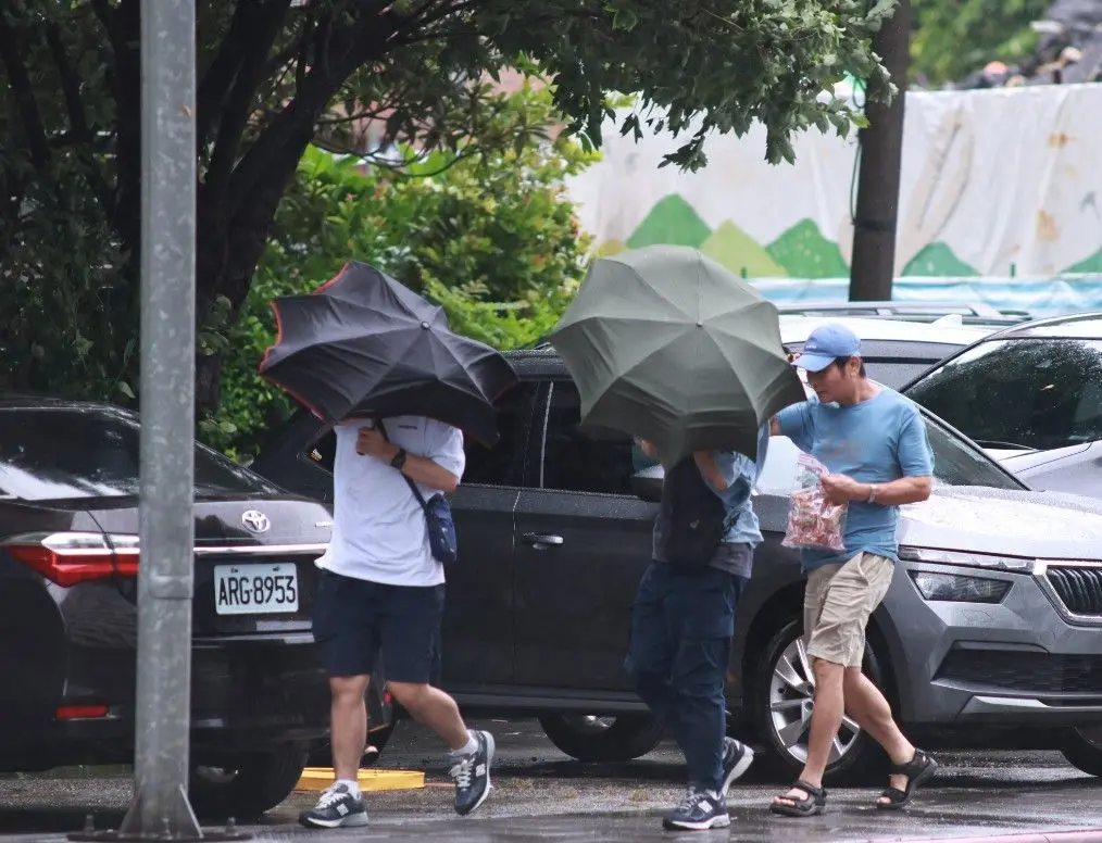 ▲鋒面通過台灣，今明（10日、11日）兩天各地轉陣雨或雷雨，氣象專家提醒要慎防劇烈天氣。（圖／NOWnews攝影中心）
