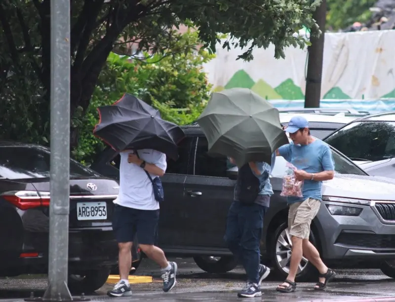 ▲鋒面通過台灣，今明（10日、11日）兩天各地轉陣雨或雷雨，氣象專家提醒要慎防劇烈天氣。（圖／NOWnews攝影中心）