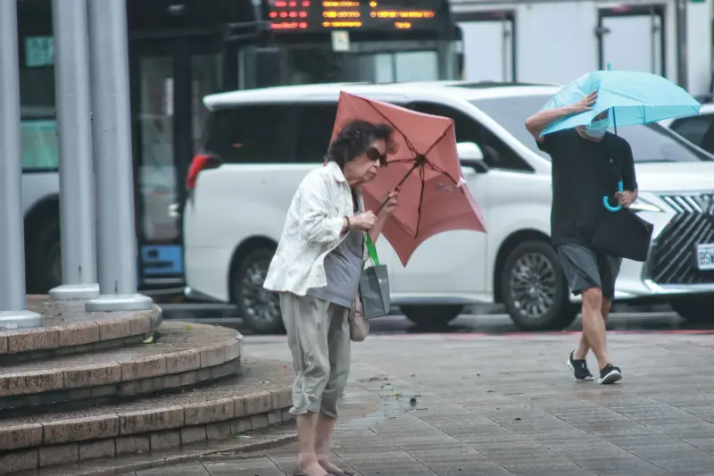 ▲康芮颱風登台，王淺秋認為，颱風來勢洶洶，真正讓政治人物為難的其實是週五，要不要叫大家放假？（示意圖／NOWnews攝影中心）