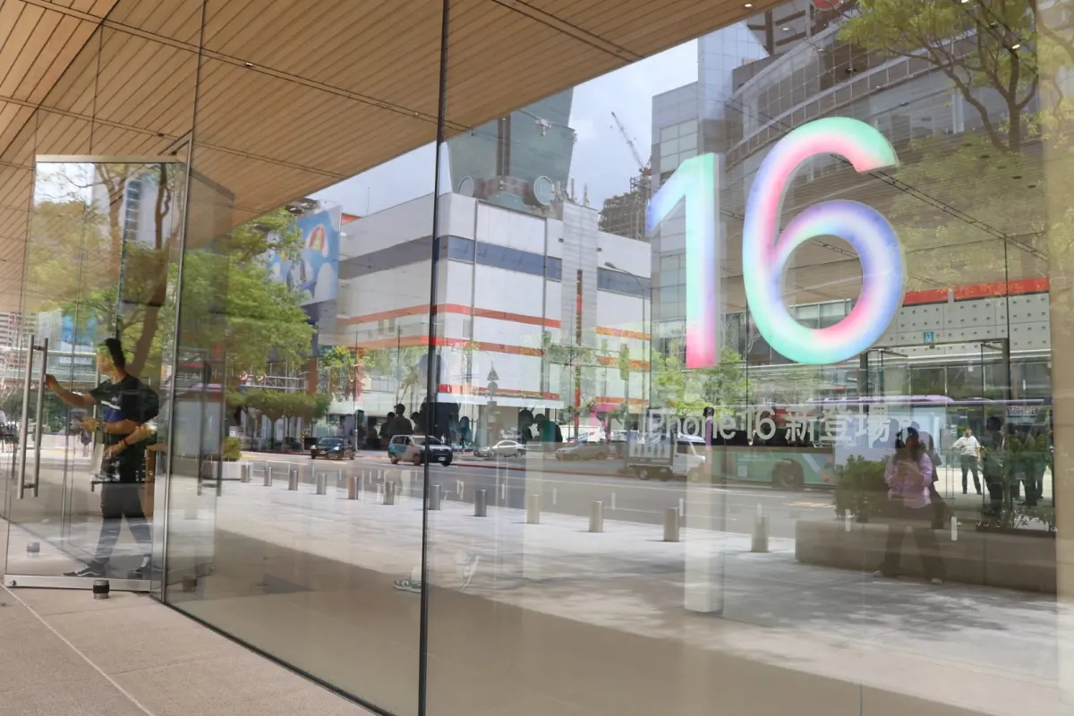 ▲蘋果 iPhone 16系列開賣半年，統計1月份銷量依舊熱賣，佔台灣手機整體銷量超過4成。（圖／NOWnews攝影中心，2024.09.20）