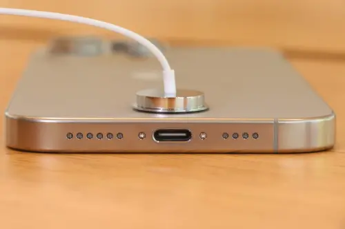 ▲蘋果信義店、信義A13 Apple直營店開賣iPhone 16系列新機，圖為Type-C充電孔。（圖／NOWnews攝影中心，2024.09.20）