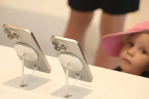 ▲蘋果信義店、信義A13 Apple直營店開賣iPhone 16 Pro系列。（圖／NOWnews攝影中心，2024.09.20）