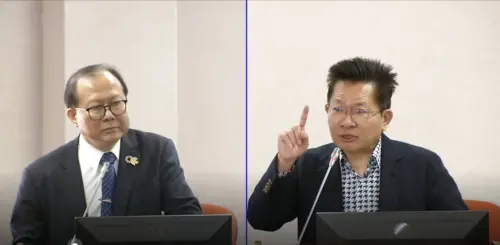 ▲ 左邊：行政院人事行政總處人事長蘇俊榮，右邊：民眾黨不分區立委吳春城。（圖／民眾黨提供）