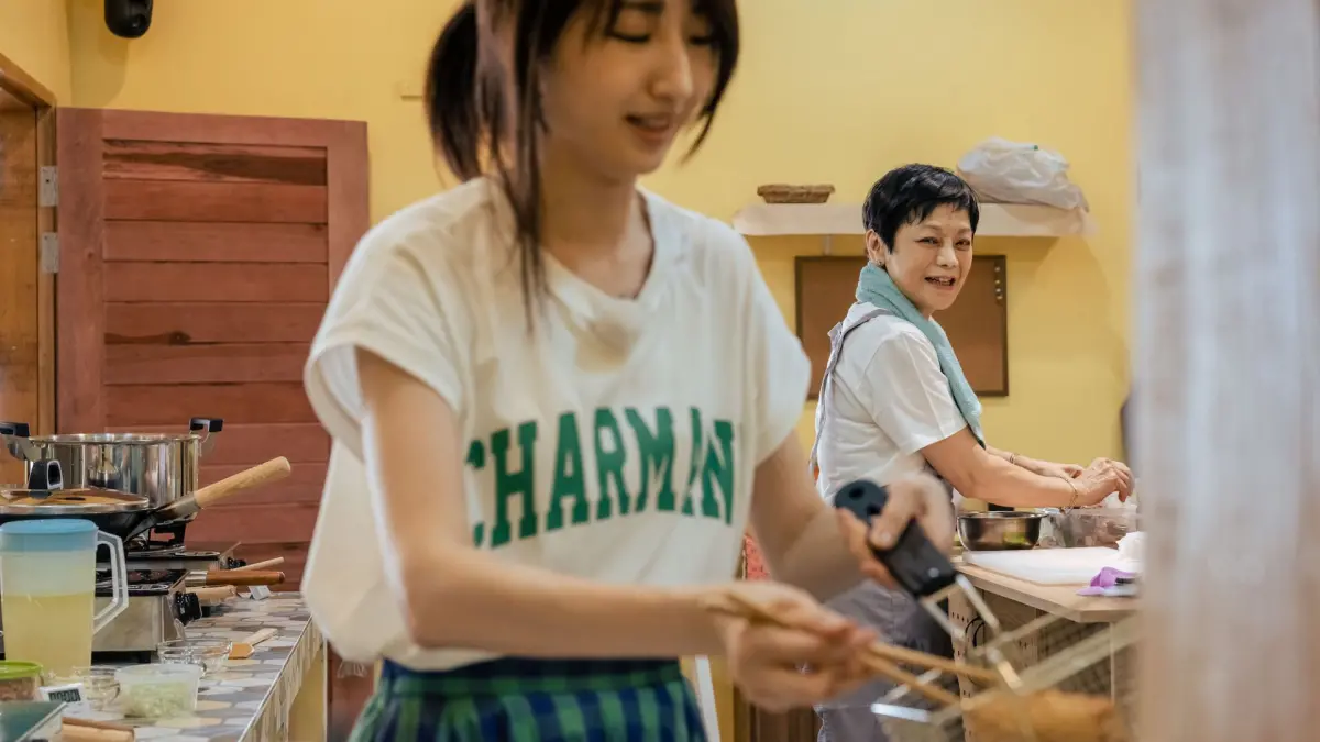 ▲張艾嘉（後）第一次開餐廳，緊張到晚上睡不著，還差點想把二廚柯佳嬿（前）調到外場，原因是對方在廚房顯得過於緊張。（圖／泰坦星文創影視）