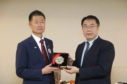 ▲黃偉哲贈送劍獅掛飾給館山市長。（圖／南市府提供）