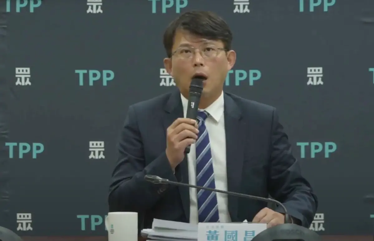 ▲民眾黨立院黨團總召黃國昌批評，經濟部長郭智輝提出赴菲律賓蓋綠電輸回台灣「連不成熟的政策都稱不上」。（圖／記者林詠青攝，2024.10.16）