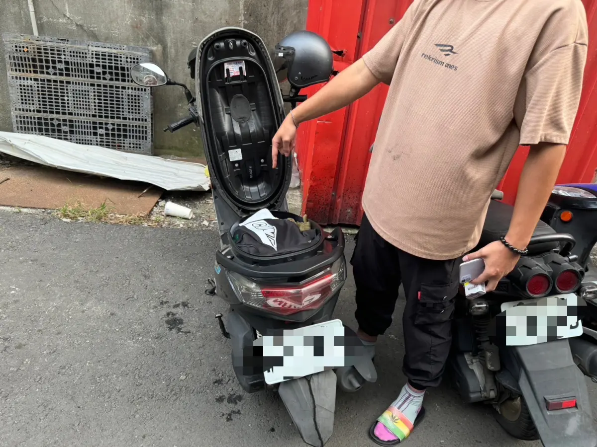 ▲被害人機車置物箱遭掀開，現金8000元遭竊，前後時間僅10秒左右。（圖／記者郭凱杰翻攝）