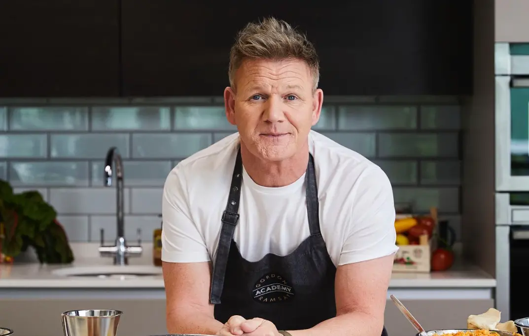 ▲「地獄廚神」戈登拉姆齊昨日發文證實自己罹患皮膚癌，並公開他手術後的傷疤照，只見傷口在他臉側、耳下的位置，縫了大約10針，戈登也開玩笑說這絕對不是去拉皮。（圖／Gordon Ramsay臉書）