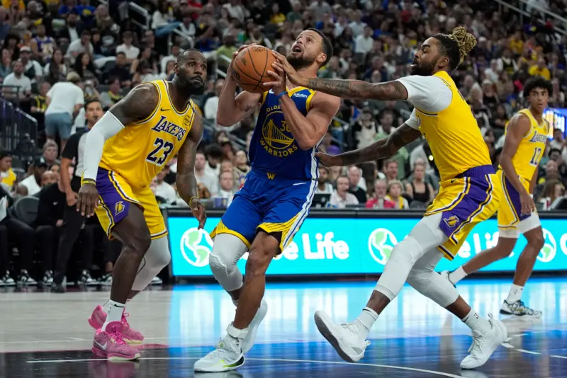 ▲NBA季前熱身賽，洛杉磯湖人與金州勇士今日在賭城拉斯維加斯展開對決，而此戰勇士一哥Curry也在二節末段晃掉LeBron，切入完成放籃，也被轉播單位評為本場比賽最佳灌籃，勇士終場就以111：97擊敗湖人，熱身賽順利收下5連勝。（圖／美聯社／達志影像）