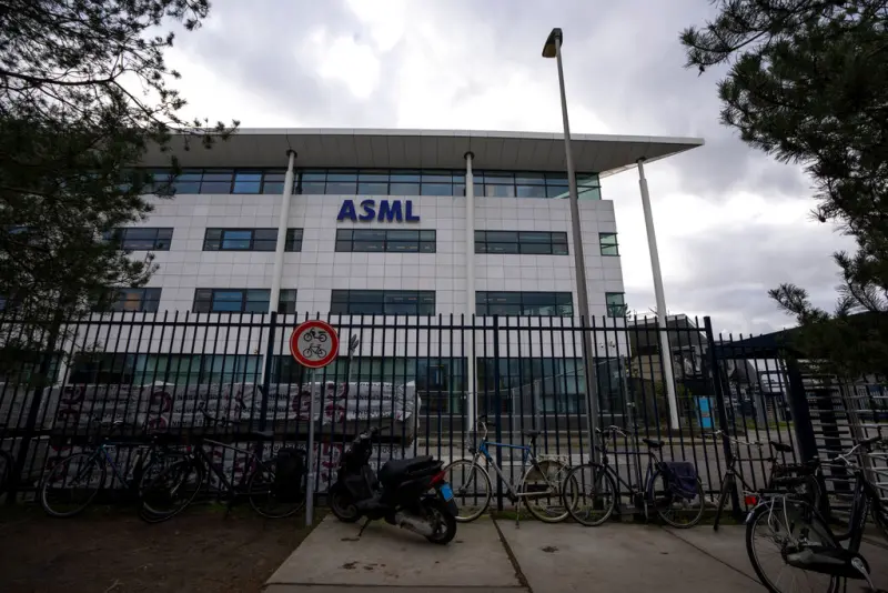 ▲全球晶片製造設備龍頭艾司摩爾（ASML）財報爆雷，美國科技股、半導體設備股崩跌。（圖／美聯社／達志影像）