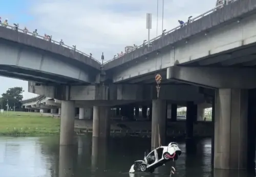 汐五高架橋暴衝!連人帶車「墜18米下基隆河」 駕駛命大游上岸