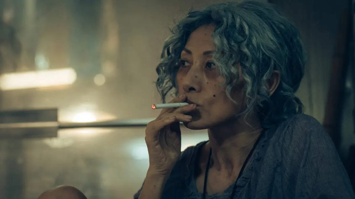 ▲白靈在《鬼們之蝴蝶大廈》以白髮、皺紋的造型出現，為了角色並不怕扮老扮醜，敬業精神讓同片演員佩服。（圖／劇匯文創提供）