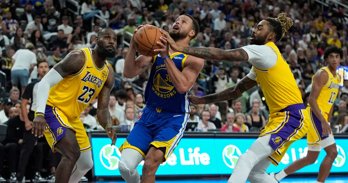 ▲NBA季前熱身賽，洛杉磯湖人與金州勇士今日在賭城拉斯維加斯展開對決，而此戰勇士一哥Curry也在二節末段晃掉LeBron，切入完成放籃，也被轉播單位評為本場比賽最佳灌籃，勇士終場就以111：97擊敗湖人，熱身賽順利收下5連勝。（圖／美聯社／達志影像）