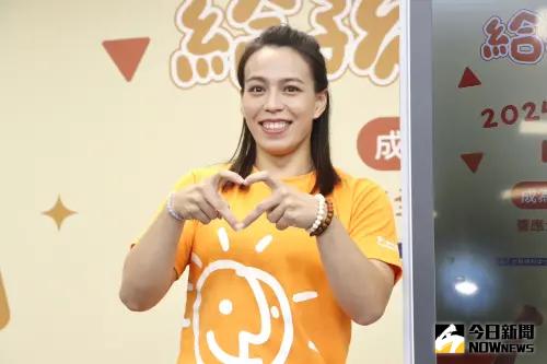 ▲台灣「舉重女神」郭婞淳,今(16)日出席「從1開始-給近貧弱勢孩子一塊舞台」記者會,擔任愛心大太陽邀請全民響應公益。(圖/記者李政龍攝) ▲台灣「舉重女神」郭婞淳,今(16)日出席「從1開始-給近貧弱勢孩子一塊舞台」記者會,擔任愛心大太陽邀請全民響應公益。(圖/記者李政龍攝)