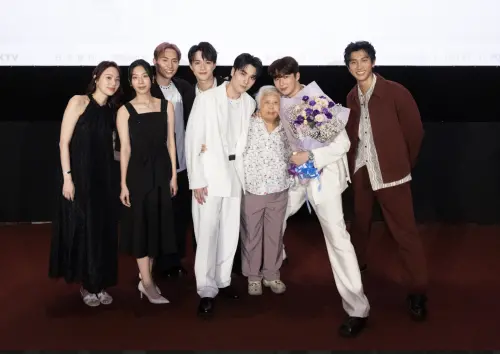 ▲金雲奶奶(右3)開心與《看見愛》演員艾雨帆(左起)、李悠、林家佑、林詠傑、林宇、金雲、陳柏文合影。(圖/大鴻藝術BIG ART) ▲金雲奶奶(右3)開心與《看見愛》演員艾雨帆(左起)、李悠、林家佑、林詠傑、林宇、金雲、陳柏文合影。(圖/大鴻藝術BIG ART)