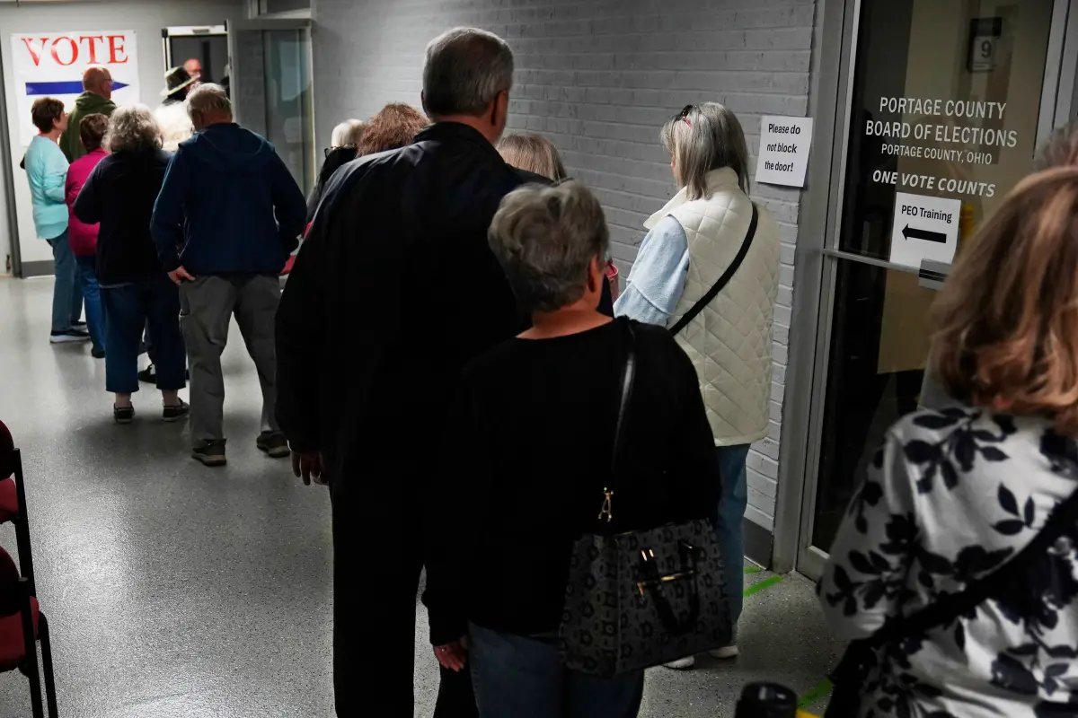 ▲美國總統大選明日舉行，美媒盤點出此次選戰中，民調未能調查的三類型選民可能成為關鍵。圖為俄亥俄州提早投票人潮。（圖／美聯社／達志影像）
