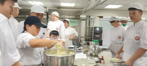 林瑛淑老師不僅是一位認真的導師,更是一位備受學生愛戴的餐飲科教師。 ▲林瑛淑老師不僅是一位認真的導師,更是一位備受學生愛戴的餐飲科教師。(圖/業者提供)
