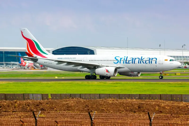 ▲斯里蘭卡航空（SriLankan Airlines）近日一架從雪梨飛往可倫坡的長程航班，在途中機長與女副機長不知何故發生爭執，機長竟趁副機長去廁所時，將駕駛艙反鎖不讓副機長進入，嚴重違反了飛安相關規定，斯里蘭卡航空已將該機長停職。示意圖。（圖／美聯社／達志影像）