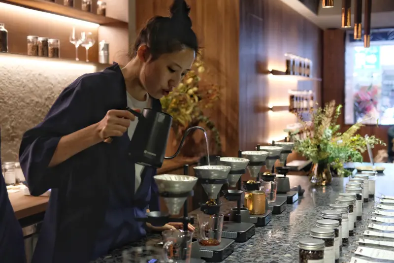 ▲由北歐盃咖啡烘焙大賽冠軍陳志煌所創辦的Fika Fika ，今年又推新品牌Fika Fika SHIU XIANG，將精品咖啡推向新境界，每支豆子都有如一款香氛，並由專業的咖啡師以獨有手法沖製。（圖／記者葉盛耀攝）