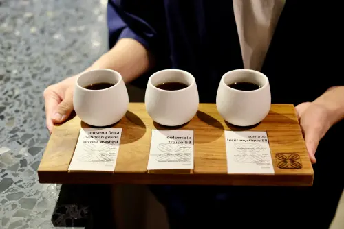 ▲Fika Fika SHIU XIANG主打手沖，除了單杯手沖咖啡外，還有名為Coffee Sonata(咖啡奏鳴曲)的兩杯及三杯咖啡套組。（圖／記者葉盛耀攝）