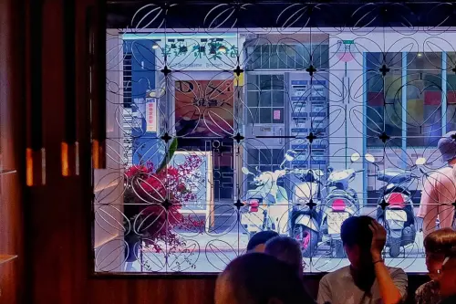 ▲空間中大片的獨特窗花，很能吸引目光。（圖／記者葉盛耀攝）