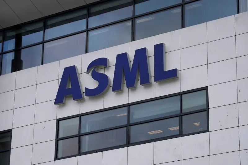 ▲全球知名晶片製造設備龍頭艾司摩爾（ASML）財報顯示其第3季業績、2025年展望均不理想。有分析指出，由於美國科技禁令的關係，ASML在中國的需求將大幅枯竭。（圖／美聯社／達志影像）