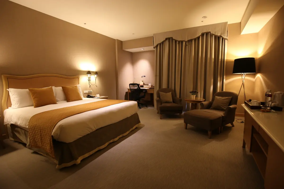 ▲「翰品酒店新莊」於今日10月17日與10月18日，針對客房用品進行出清特賣活動，包括斯林百蘭彈簧床、茶几、沙發等，最低有單項商品僅50元起。（圖／翰品酒店提供）