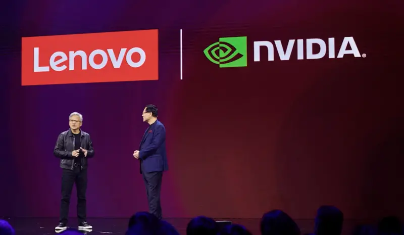 ▲AI晶片大廠輝達（NVIDIA）創辦人暨執行長黃仁勳與聯想集團（Lenovo）執行長楊元慶於在「Lenovo Tech World」大會上，宣布擴大雙方長期合作。（圖／輝達提供）