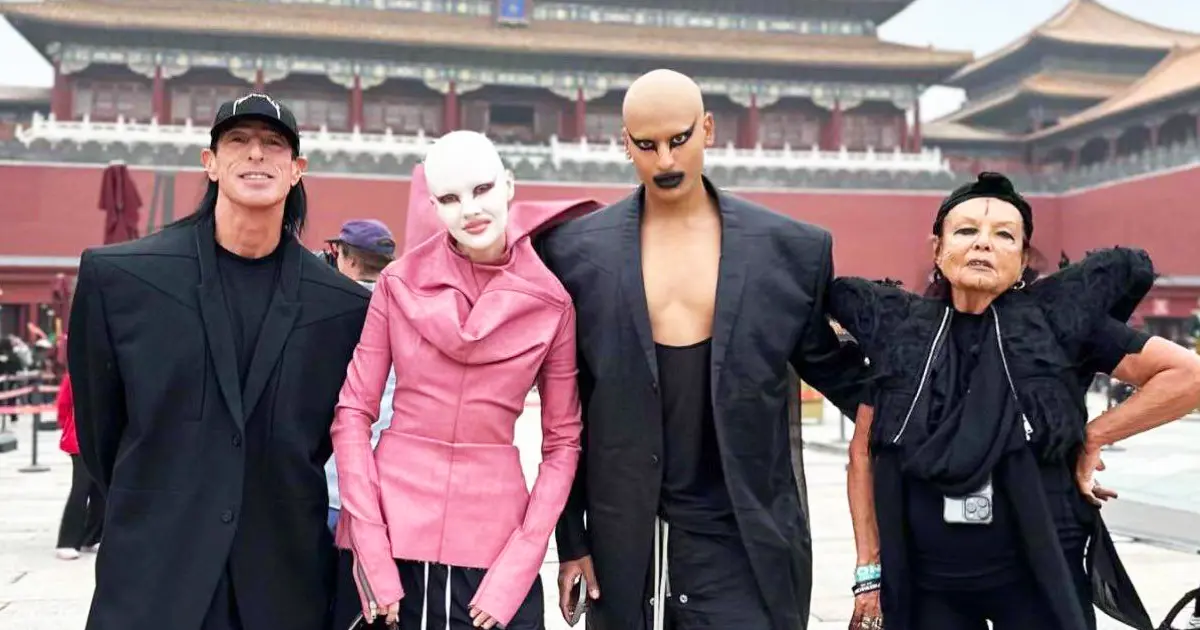 ▲美國知名設計師Rick Owens、妻子 Michele Lamy 以及品牌繆思 Fecal Matter 雙人組前往中國北京參與一系列活動，結束後前往紫禁城觀光卻被當地警衛以服裝怪異為由請出場，要求他們換成正常服裝再來。（圖／翻攝自Matières Fécales IG）