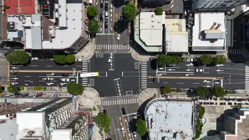 高市明誠路沿線增設偏心左轉道　提升交通安全與效能
