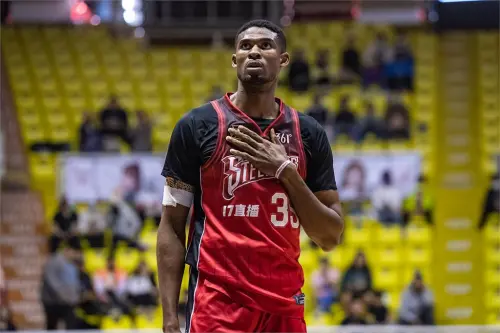 P.League+高雄鋼鐵人208公分外籍生長人丹尼爾考到機車駕照了!今(17)日鋼鐵人球團在社群網站分享丹尼爾考駕照的一路過程的影片,在好不容易通過筆試後,面對路考「直線7秒」,嘗試了好幾次才通過,艱辛拿到機車駕照。 ▲P.League+高雄鋼鐵人208公分外籍生長人丹尼爾考到機車駕照了!面對路考魔王關「直線7秒」,他嘗試了好幾次才通過,艱辛拿到機車駕照。(圖/PLG提供)