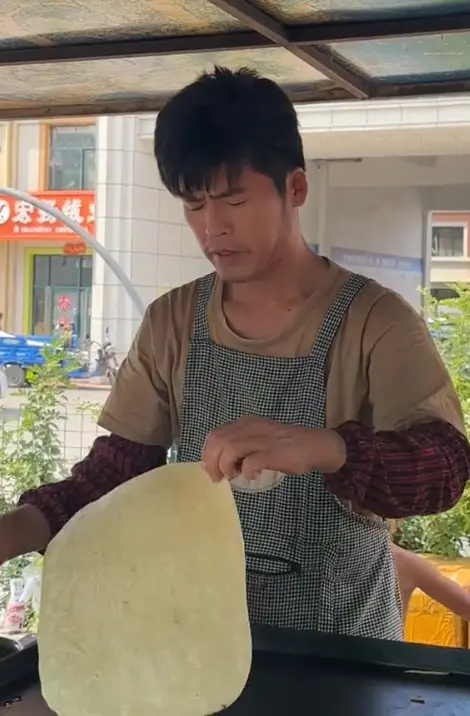 「粥餅倫」爆紅後依舊堅持繼續經營灌餅生意,因為他自認沒有特殊才藝,不想走上直播帶貨一途。(圖/翻攝抖音@粥餅倫) ▲「粥餅倫」爆紅後依舊堅持繼續經營灌餅生意,因為他自認沒有特殊才藝,不想走上直播帶貨一途。(圖/翻攝抖音@粥餅倫)