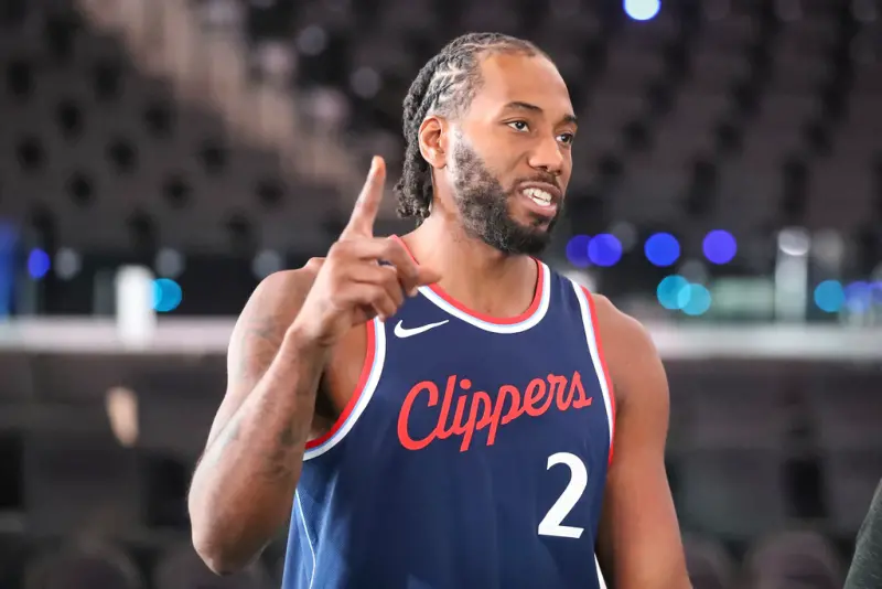 ▲根據ESPN知名記者Shams Charania報導，消息人士透露，洛杉磯快艇球星Kawhi Leonard因右膝炎症正在進行復健治療，他預計賽季初將無限期缺席。（圖／美聯社／達志影像）