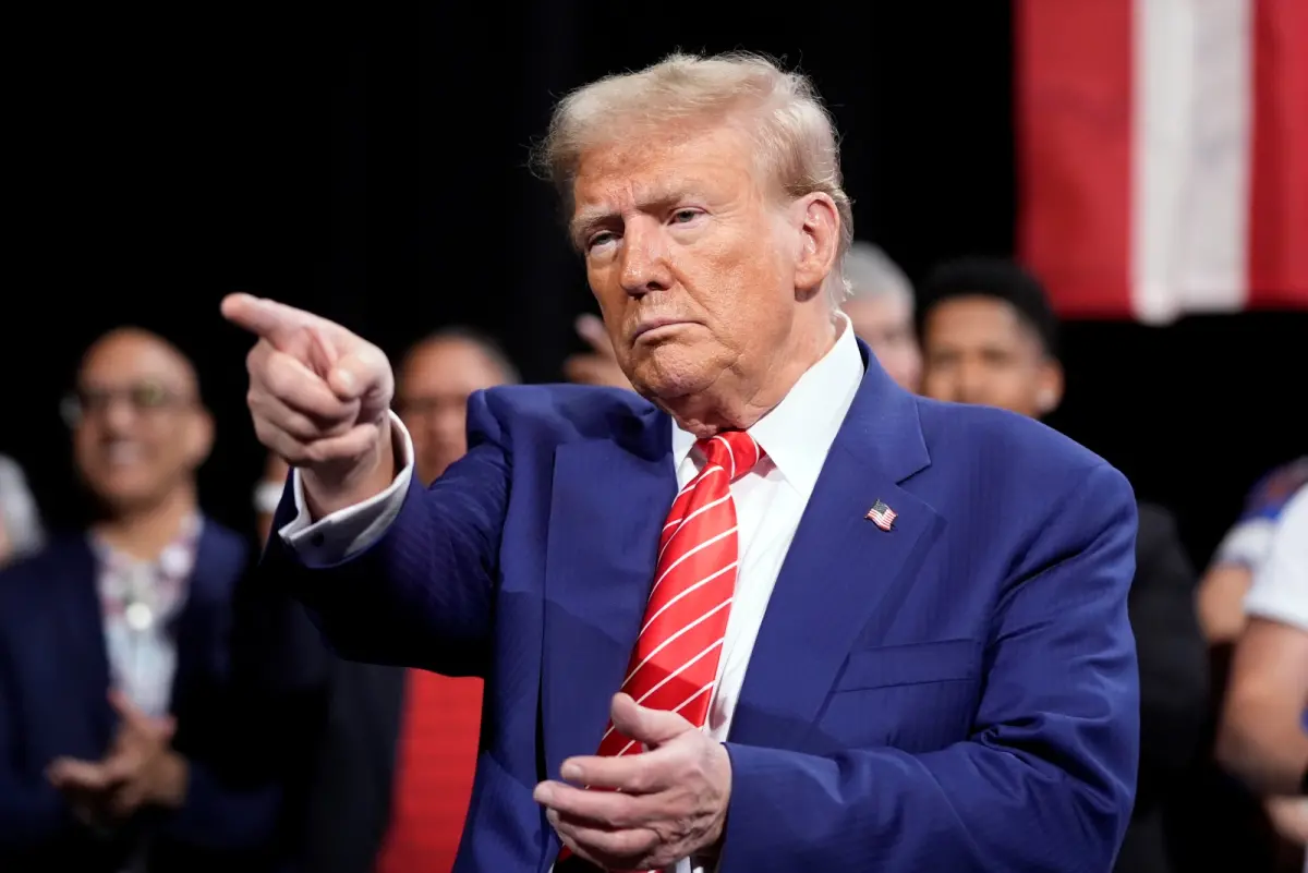 ▲美國共和黨總統候選人川普又再次稱烏克蘭總統澤倫斯基是「最偉大的推銷員之一」，指責對方頻頻從美國拿援助、遲遲無法結束俄烏戰爭。（圖／美聯社／達志影像）