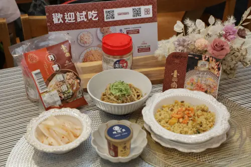 ▲台南特色市場美食如「火燒蝦肉絲蛋炒飯」、「黑糖珍珠×宇治焙茶冰淇淋」、「雙醬拌麵」及「韓式道地脆蘿蔔」等透過電商平台即可在家大啖臺南美食。(圖／南市府提供)