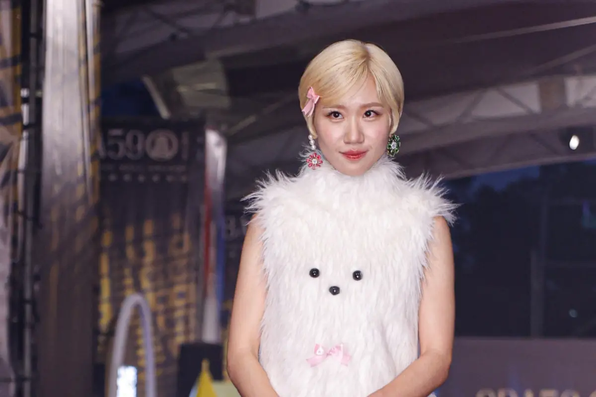 ▲Lulu出席本屆金鐘獎紅毯，她因為趕場沒跟《山裡來了熊孩子》一起受訪，庹宗康則秀出老婆愛的幸運物。（圖／記者葉政勳攝）