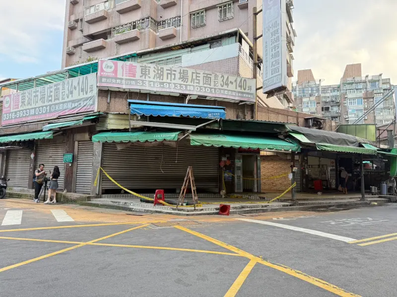 ▲17日晚間，台北市內湖區東湖市場，發生一起3死2傷車禍慘劇，15歲曾姓少年開車失控撞進騎樓，造成2名客人、1名機車騎士死亡。（圖／NOWnews資料照）