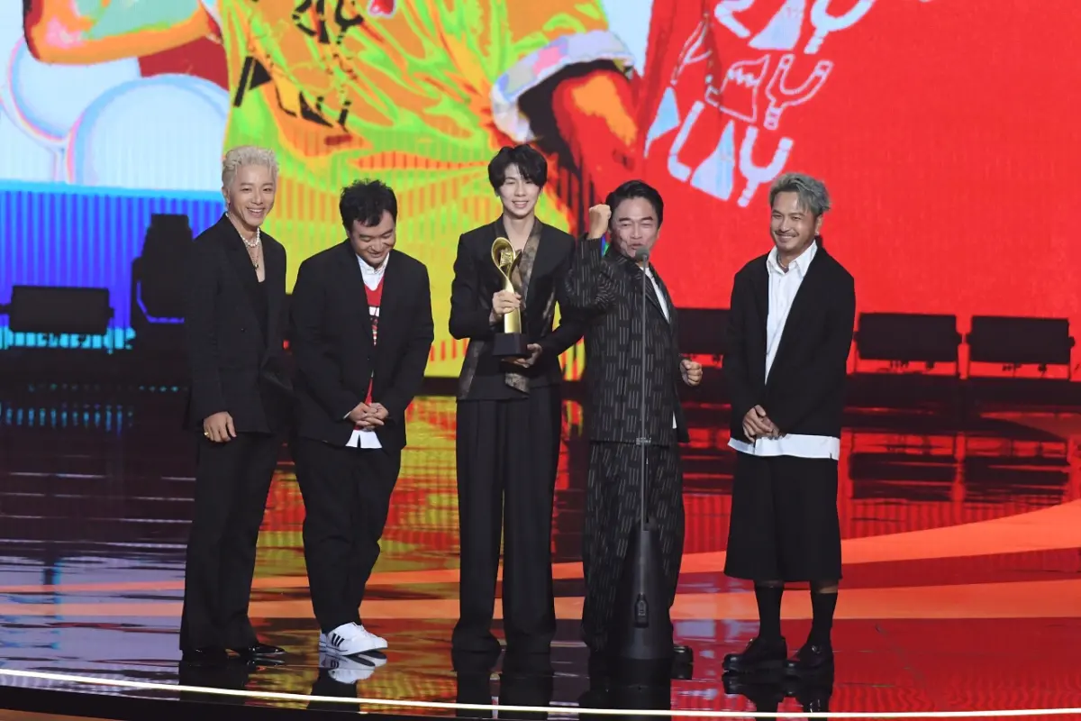 ▲林郁婷頒發「最具人氣綜藝節目獎」，《綜藝玩很大》主持人吳宗憲、坤達、Kid上台激動領獎。（圖／三立）