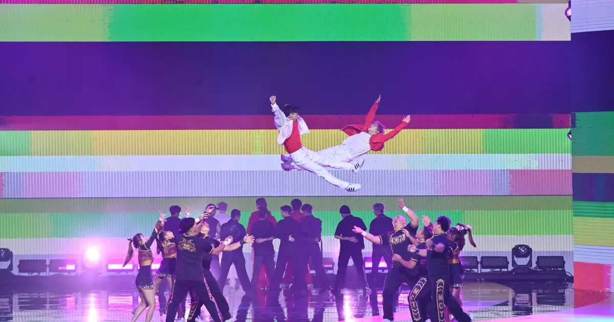 ▲Ozone周祖安、周子翔、黃文廷、林佳辰、林煥鈞、李哲言，擔任第59屆金鐘獎節目類頒獎典禮的開場表演嘉賓，化身啦啦隊被拋在空中甩。（圖／三立）