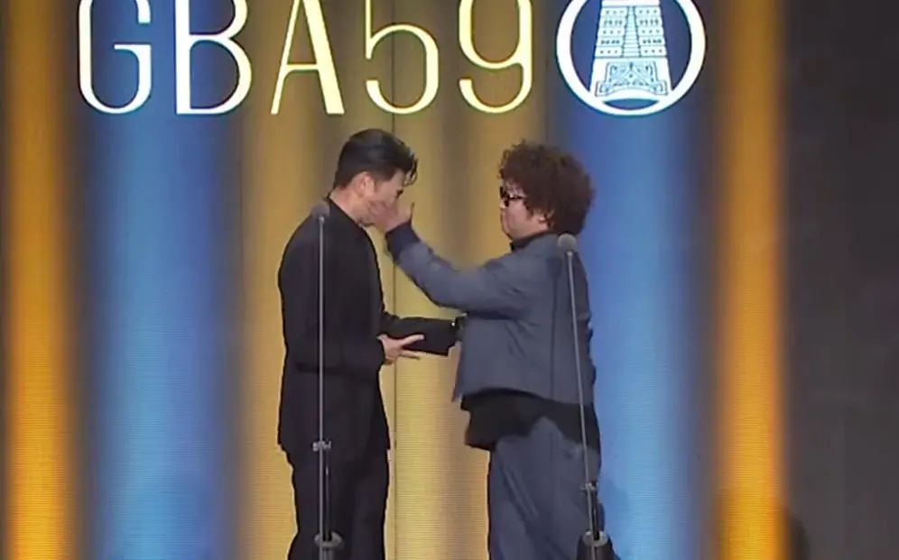 ▲納豆（林郁智）、阿Ken（林暐恆）擔任第59屆金鐘獎節目類頒獎人，場上玩猜拳打巴掌。（圖／金鐘獎 Golden Bell Awards YouTube）